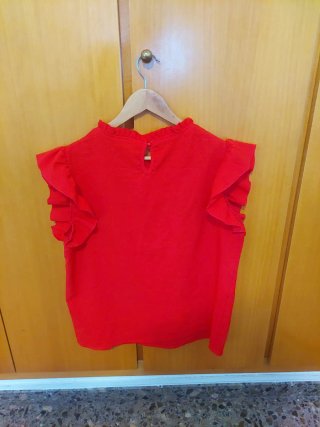 Blusa roja con volantes