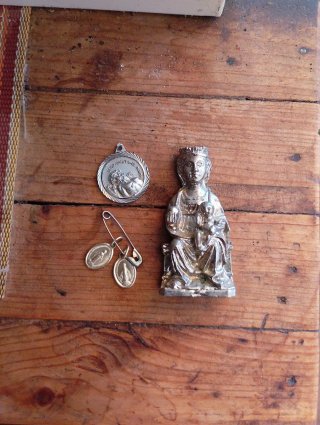 Figura Virgen y medallas religiosas