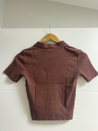 Crop top polo Zara marrón o blanco