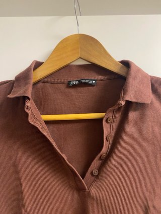 Crop top polo Zara marrón o blanco