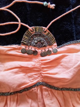 VESTIDO NARANJA DE TIRANTES CON PEDRERÍA