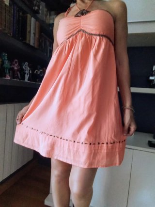 VESTIDO NARANJA DE TIRANTES CON PEDRERÍA