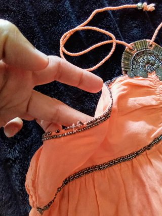 VESTIDO NARANJA DE TIRANTES CON PEDRERÍA