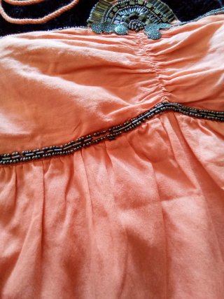 VESTIDO NARANJA DE TIRANTES CON PEDRERÍA
