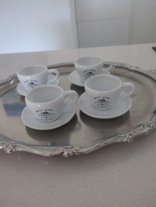 Juego de 4 tazas de café con platillos