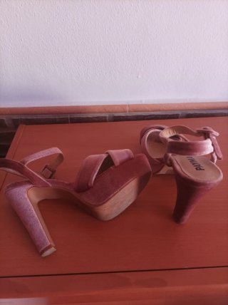 Sandalias cuña beige y doradas