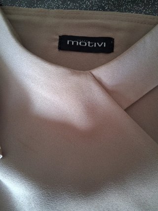 Abito beige con volant e spalline