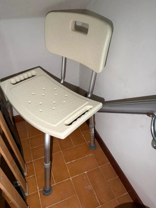 Silla de ducha ortopédica beige y plateada