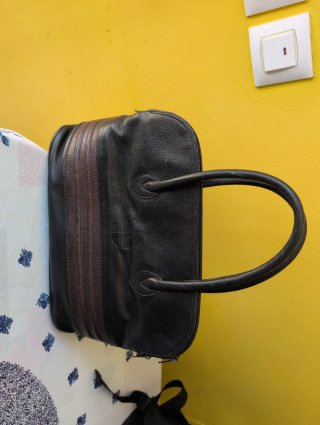 Bolsos de piel negro y marrón
