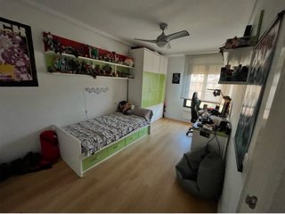 Estantería dormitorio verde y blanco