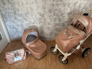 Carro de bebé y bolso rosa
