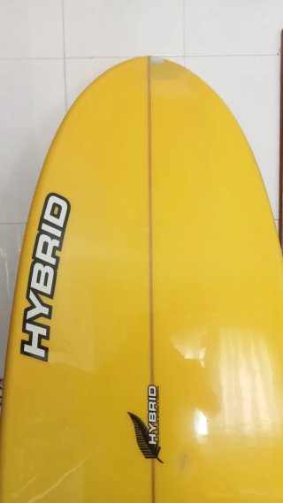 Tabla de surf Híbrida amarilla con funda
