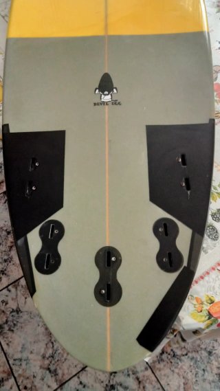 Tabla de surf Híbrida amarilla con funda