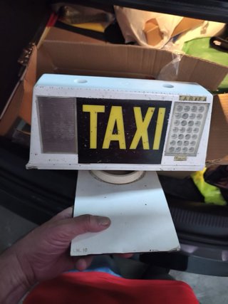 Cartel luminoso de taxi + taxímetro