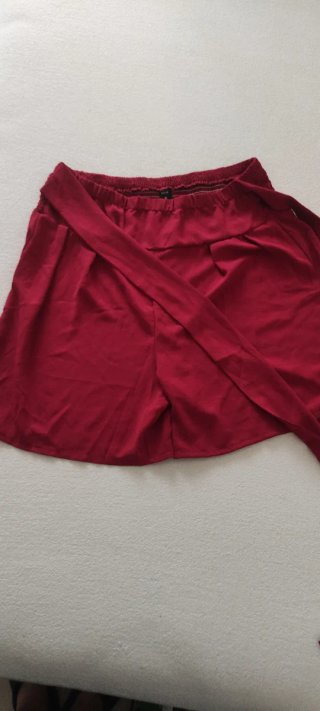 Bermudas rojas con cinturón