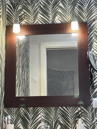 Mueble de baño con lavabo y espejo