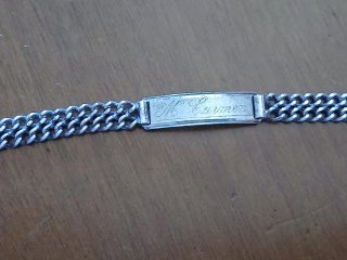 Pulsera de plata con placa grabada