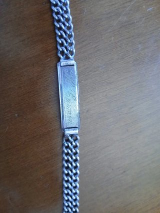 Pulsera de plata con placa grabada