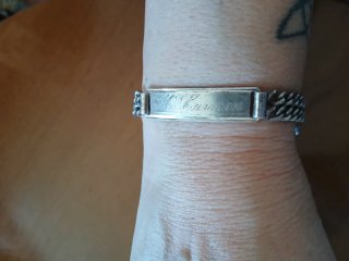 Pulsera de plata con placa grabada