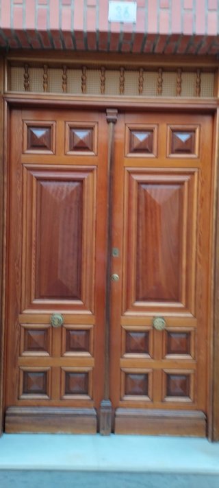 Puerta doble de madera