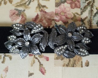 Cinturón elástico negro flores plateadas y strass