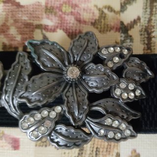 Cinturón elástico negro flores plateadas y strass