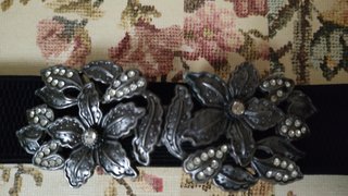 Cinturón elástico negro flores plateadas y strass
