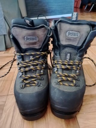 Botas de montaña Bestard robustas suela rígida