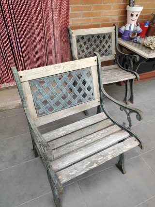 Mesa y 2 sillas forja y madera