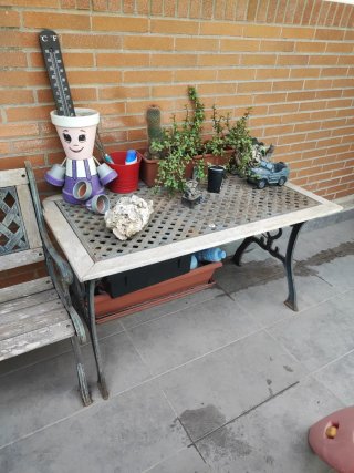 Mesa y 2 sillas forja y madera