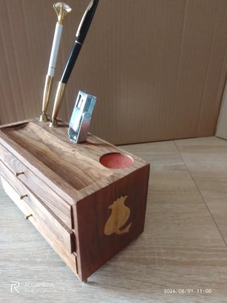 Escritorio madera  y portalápices , para la mesa