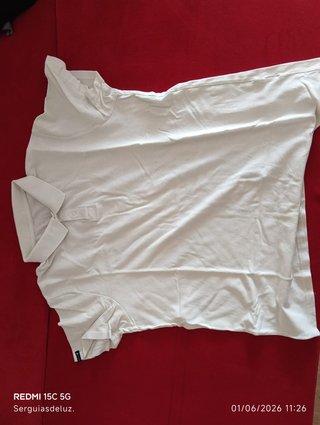 Polo elegante hombre blanco