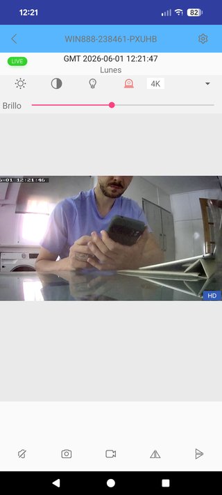 Reloj despertador con cámara oculta