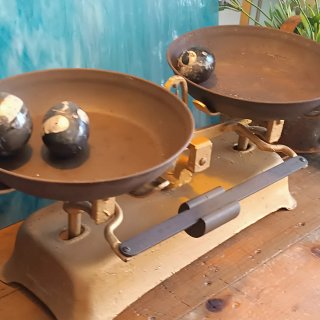 Báscula de cocina antigua dorada de hierro