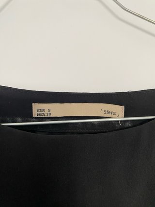 Vestido negro elegante con drapeado