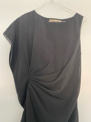 Vestido negro elegante con drapeado