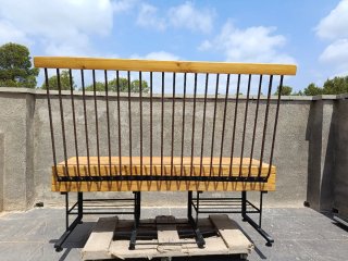 Banco de madera y metal modelo único.