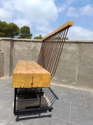 Banco de madera y metal modelo único.