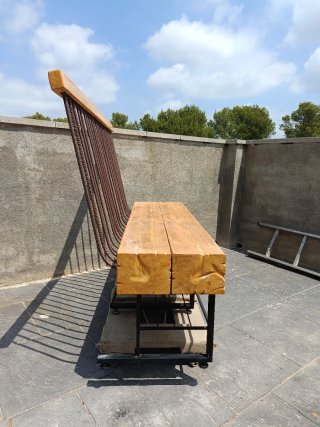 Banco de madera y metal modelo único.