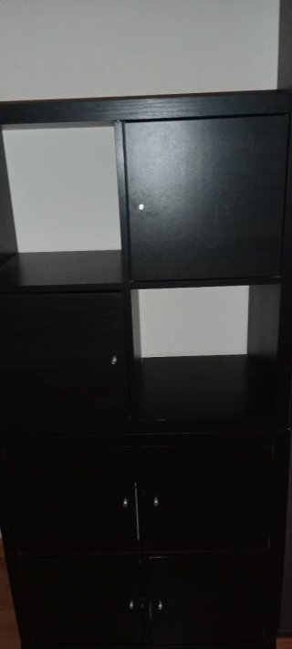 Estantería de madera negra