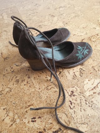 Zapatos de cordones marrones con bordado verde