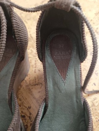 Zapatos de cordones marrones con bordado verde