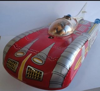 Coche-Nave de hojalata retro futurista