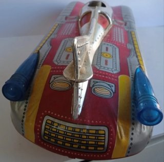 Coche-Nave de hojalata retro futurista