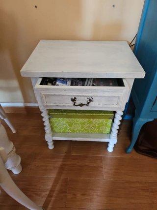 Mesa auxiliar de madera