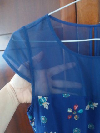 Vestido azul con estampado floral