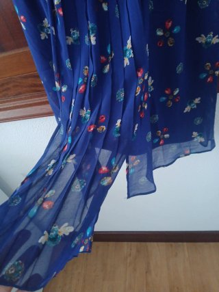 Vestido azul con estampado floral