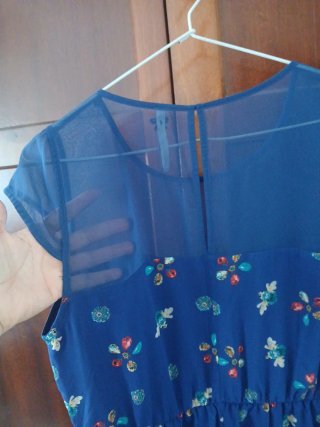 Vestido azul con estampado floral