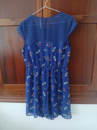Vestido azul con estampado floral