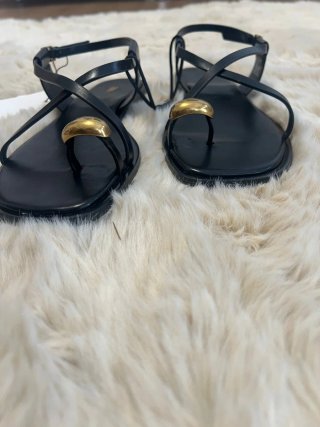 Sandalias Zara planas negras con detalle dorado